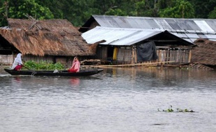 Des inondations et glissements de terrain dus aux pluies de mousson ont jeté plus d'un million de personnes sur les routes dans le nord-est de l'Inde, où les autorités craignent une crise sanitaire, a annoncé lundi l'agence indienne de gestion des catastrophes naturelles.