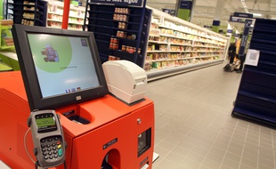 Une caisse dans la magasin Auchan City de Tourcoing.
