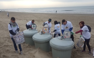 Une centaine de bénévoles a nettoyé les plages du Grand Travers, multipliant les allers-retours pour vider les détritus amoncelés