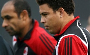 L'AC Milan, qui a réussi à repousser les avances du Real Madrid pour Kaka, pourrait laisser partir son ancienne gloire brésilienne Ronaldo, tout juste revenu de blessure après 6 mois d'absence. Le club lombard a autorisé Flamengo à négocier avec son attaquant.
