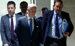 Arrivée de l'émissaire de l'ONU Staffan de Mistura (c), le 17 mars 2016 au siège de l'ONU à Genève pour les négociations sur la Syrie