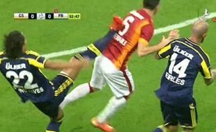 Bruno Alves se fait expulser pour un coup de pied le 18 octobre 2014.