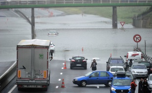 Sur l'autoroute A-10, fermée depuis le péage de St-Arnoult-en-Yvelines en direction d'Orléans, 650 automobilistes se sont retrouvés bloqués, selon les autorités.
