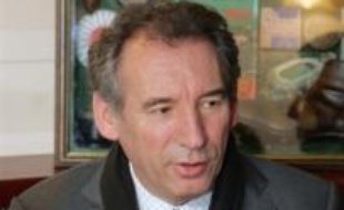Le concept de "laïcité positive" avancé par Nicolas Sarkozy "remet en cause la conception de la laïcité républicaine" et favorise un retour à la religion "opium du peuple" dénoncée par Karl Marx, estime François Bayrou dans un entretien a paraître mercredi dans Le Figaro.