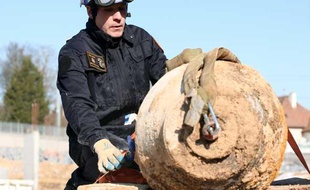 Une bombe de 500kg datant de la Seconde guerre mondiale a été désamorcée à Caen, le 14 février 2010.