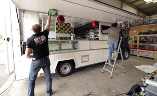 Des employés de BCC travaillent à la fabrication d'un "food truck", à Nieppe, dans le nord de la France, le 15 juillet 2014