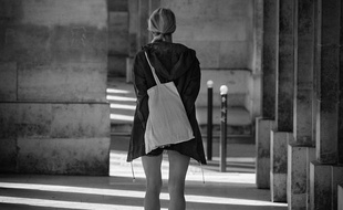 Une jeune fille dans les rues de Paris.