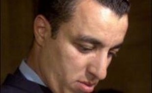 Un avocat parisien, Karim Achoui, ex conseil de figures du milieu parisien, a été grièvement blessé par balles vendredi soir à la sortie de son cabinet en plein Paris par deux hommes à scooter, a-t-on appris samedi de source policière.