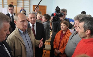 Le président russe Vladimir Poutine a qualifié samedi d'"absurdité totale" les accusations d'utilisation d'armes chimiques par la Syrie et a appelé les Etats-Unis à présenter les preuves qu'ils disent avoir d'une éventuelle implication du régime syrien.