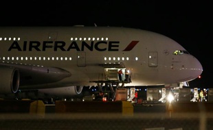 Un Airbus A380, parti de Los Angeles à destination de Paris, sur le tarmac de l'aéroport de Salt Lake City, après avoir été dérouté à la suite de menaces anonymes évoquant la présence d'une bombe à bord, le 17 novembre 2015