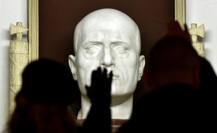 Des nostalgiques du fascisme saluent le portrait du Duce à Predappio (Italie), sa ville natale, le 24 avril.