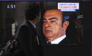 Le visage de Carlos Ghosn apparaît à la télévision japonaise, à Tokyo le 09 novembre 2018.