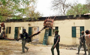 La police nigeriane patrouille à l'école de Chibok le 21 avril 2014, où Boko Haram a enlevé plus de 200 jeunes filles