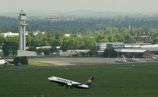 La compagnie aérienne irlandaise à bas coûts Ryanair a annoncé lundi un bénéfice net annuel record de 503 millions d'euros, en hausse de 25% sur un an, en dépit de la forte hausse des prix du carburant et du contexte économique difficile en Europe où elle opère.