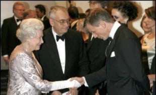 La fièvre James Bond s'est emparée mardi de Londres pour la première mondiale de "Casino Royale", le dernier film des aventures du célèbre agent secret, interprété cette fois par l'acteur britannique Daniel Craig, la reine Elizabeth II étant l'invitée de marque de cet événement.