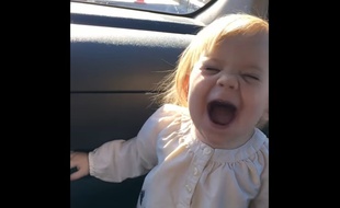 Playback d'une chanson d'Adele par un bébé, décembre 2015.