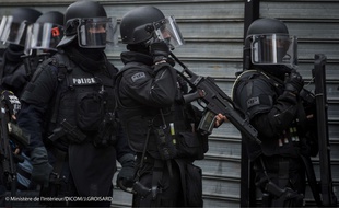 Les policiers du Raid à Saint-Denis, le 18 novembre 2015