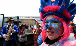 Des festivaliers célèbrent le lancement du carnaval de Cologne, en Allemagne, le 4 février 2016