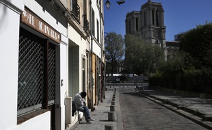Un homme assis dans la rue, à Paris (image d'illustration).