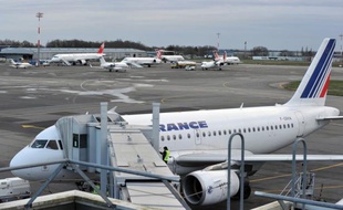 Air France-KLM présentera vendredi des résultats encore dans le rouge pour l'exercice 2012 mais le groupe aérien montre des signes de redressement grâce à sa profonde restructuration initiée il y a un an, estiment les analystes.