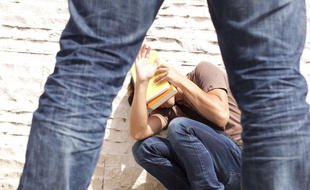 Un adolescent harcelé dans la cour.