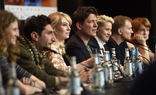 Thomas Vinterberg (au centre) et l'équipe de La Communauté, en février 2016 à Berlin
