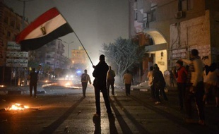 Deux ans après la chute de Hosni Moubarak, de nombreux "jeunes de la révolution" estiment n'avoir plus que la violence de rue pour s'opposer aux Frères musulmans au pouvoir en Egypte, accusés de reproduire un système répressif, sourd aux espoirs de démocratie.