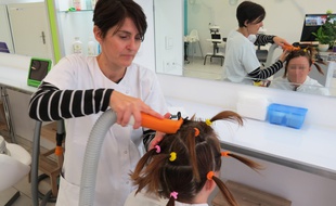 Chez Kids'Poux Nantes, on aspire les poux vivants avant d'éliminer les lentes au peigne.