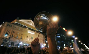 Les Argentins ont manifesté massivement jeudi soir à travers le pays au bruit des casseroles contre une nouvelle réélection de la présidente Cristina Kirchner, l'insécurité et la corruption, à l'appel de groupes actifs sur les réseaux sociaux.