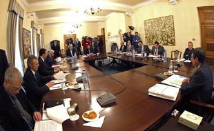 Le président chypriote, Nicos Anastasiades (à droite), réunit son cabinet, le 17 mars 2013, à Nicosie (Chypre).