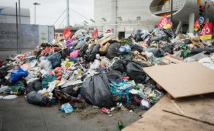 Blocage et grève contre la loi Travail sur le site de traitement de déchets d'Ivry-sur-Seine, le 8 juin 2016