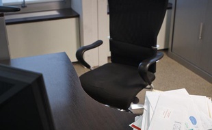 Absentéisme au travail, un bureau vide.