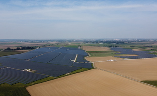 Vue aérienne de la centrale photovoltaïque, installée sur l'ancienne base aérienne de l'OTAN de Cambrai, dans le Nord.