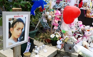 Le 15 février 2018, à Pont-de-Beauvoisin, en Isère, devant la salle des fêtes où avait disparu Maëlys dans la nuit du 26 au 27 août 2017.
