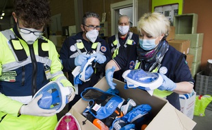 La protection civile collecte des masques de plongée Decathlon, en Italie, le 30 mars 2020.