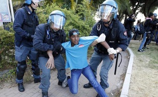 La police italienne évacue un migrant à Vintimille, à la frontière franco-italienne, le 16 juin 2015
