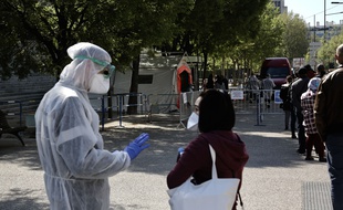 Depuis le début de la crise du coronavirus, les marins-pompiers organisent les dépistages qui se déroulent au sein de l'IHU, à Marseille.