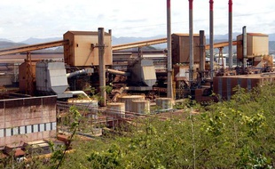 L'usine Eramet-SLN en 2009, située sur la presqu'île de Doniambo, a Nouméa en Nouvelle-Calédonie, specialisée dans le traitement et la transformation du minerai de nickel.