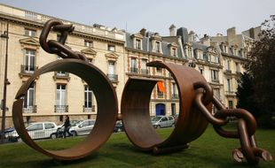 Une sculpture commémorant l'abolition de l'esclavage, à Paris.