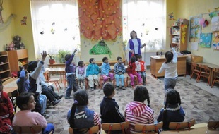 C'est une classe de maternelle comme les autres avec des dessins de fleurs, de cigognes et d'hirondelles. Mais pour des dizaines d'enfants du village d'Araci, dans les collines de Transylvanie, elle représente le seul espoir de sortir de la misère.