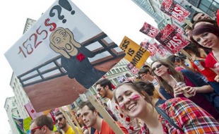 Plusieurs milliers de personnes, arborant du rouge dans les cheveux, aux oreilles, sur les sacs ou en épinglette, ont une nouvelle fois manifesté dans les rues de Montréal samedi pour protester contre l'augmentation des droits de scolarité au Québec mais aussi pour montrer leur mécontentement envers le gouvernement qui, selon eux, s'entête.