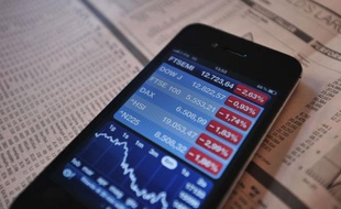 Les Bourses européennes restaient sous tension mardi matin, après une forte chute lundi et la décision de l'agence de notation Moody's d'abaisser la perspective de la dette de trois pays européens dont l'Allemagne, pilier jusqu'ici inébranlable de la zone euro.
