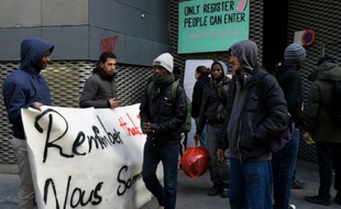 Manifestants et migrants devant le lycée Jean-Jaures le 3 mai 2016 à Paris