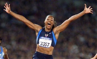 La Fédération internationale d'athlétisme (IAAF) a effacé vendredi, à la suite d'aveux de dopage, toutes les performances de l'athlète américaine Marion Jones à compter du 1er septembre 2000, ordonnant notamment la restitution des cinq médailles conquises aux JO de Sydney.