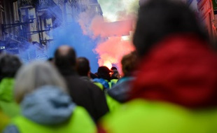 Des « gilets jaunes » à Bordeaux pendant l'acte 10.