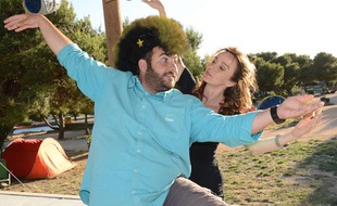 Laurent Ournac accueille une troupe de danse au Camping Paradis sur TF1