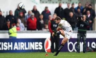 Leigh Halfpenny réussit la pénalité du bonus défensif