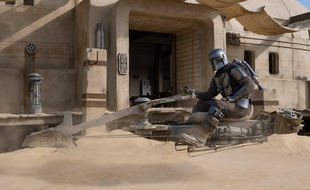 Din Djarin et L'Enfant sur un speederbike à Tatooine dans « The Mandalorian ».