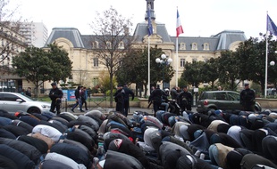 Clichy, le 24 mars 2017. La prière du vendredi a lieu devant l'hôtel de ville.