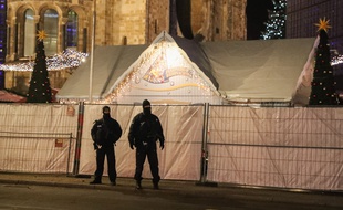 Des agents de police montent la garde près du marché de Noël à Berlin, le 21 décembre 2016.